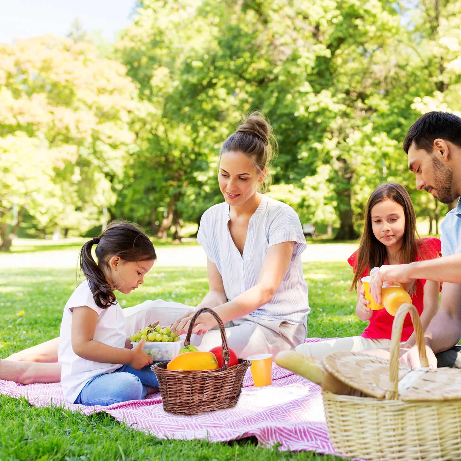 

Wicker Picnic Basket Handle Large Capacity Fruits Flowers Portable Indoor Outdoor Decorative Storage Woven Decorative Basket