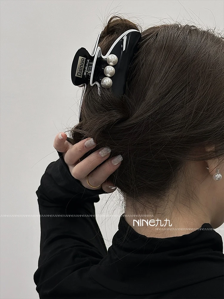 

Premium sense pearl acetic acid grab clip, back of head temperament curved shark clip hairpin