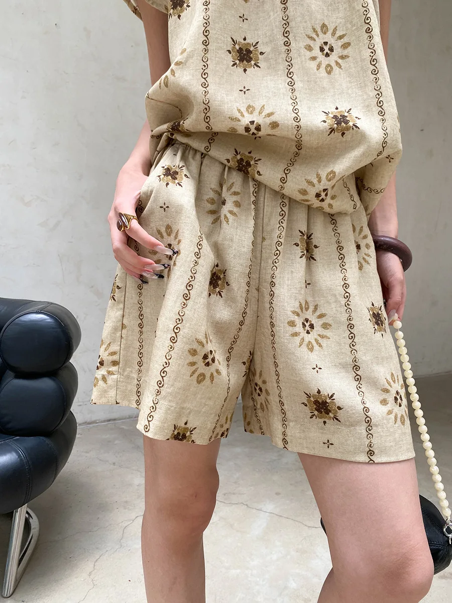 Sommerliches Damen-Set im Retro-Stil mit bedrucktem Rundhals-Kurzarmshirt und lässigen Shorts – Detail 14