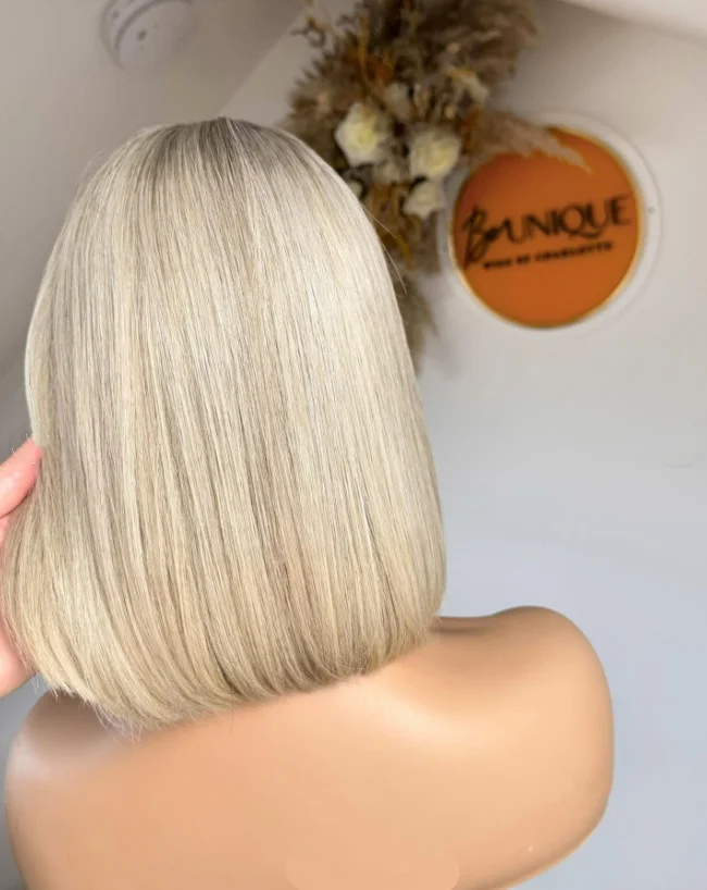 Parrucca bionda cenere Capelli sintetici Parrucche corte Bob Densità 200% Parrucca frontale in pizzo 13X4 completa Parrucca Bob colore biondo cenere con radici corte scure