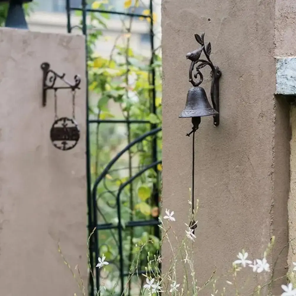 

Rustic Cast Iron Bird Doorbell Villa Yard Decoration Metal Birdhand Rattles Vintage Design Door Knocker Dinner Bell Yard