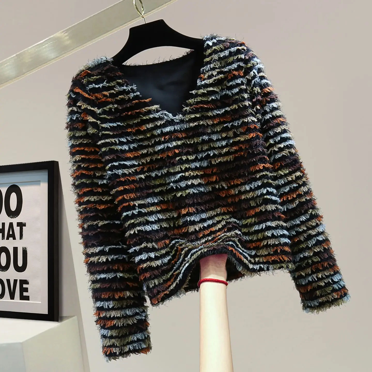 

Striped color V-neck long-sleeved pullover T-shirt 2025 autumn and winter Korean tassel straight women's outer bottoming shirt