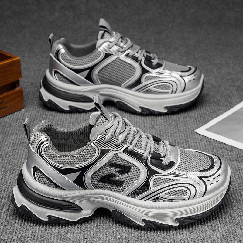 2025, neue Herren-Sneaker mit dicker Sohle und zunehmender Höhe, atmungsaktive, vielseitige Freizeitschuhe aus Mesh im Retro-Stil