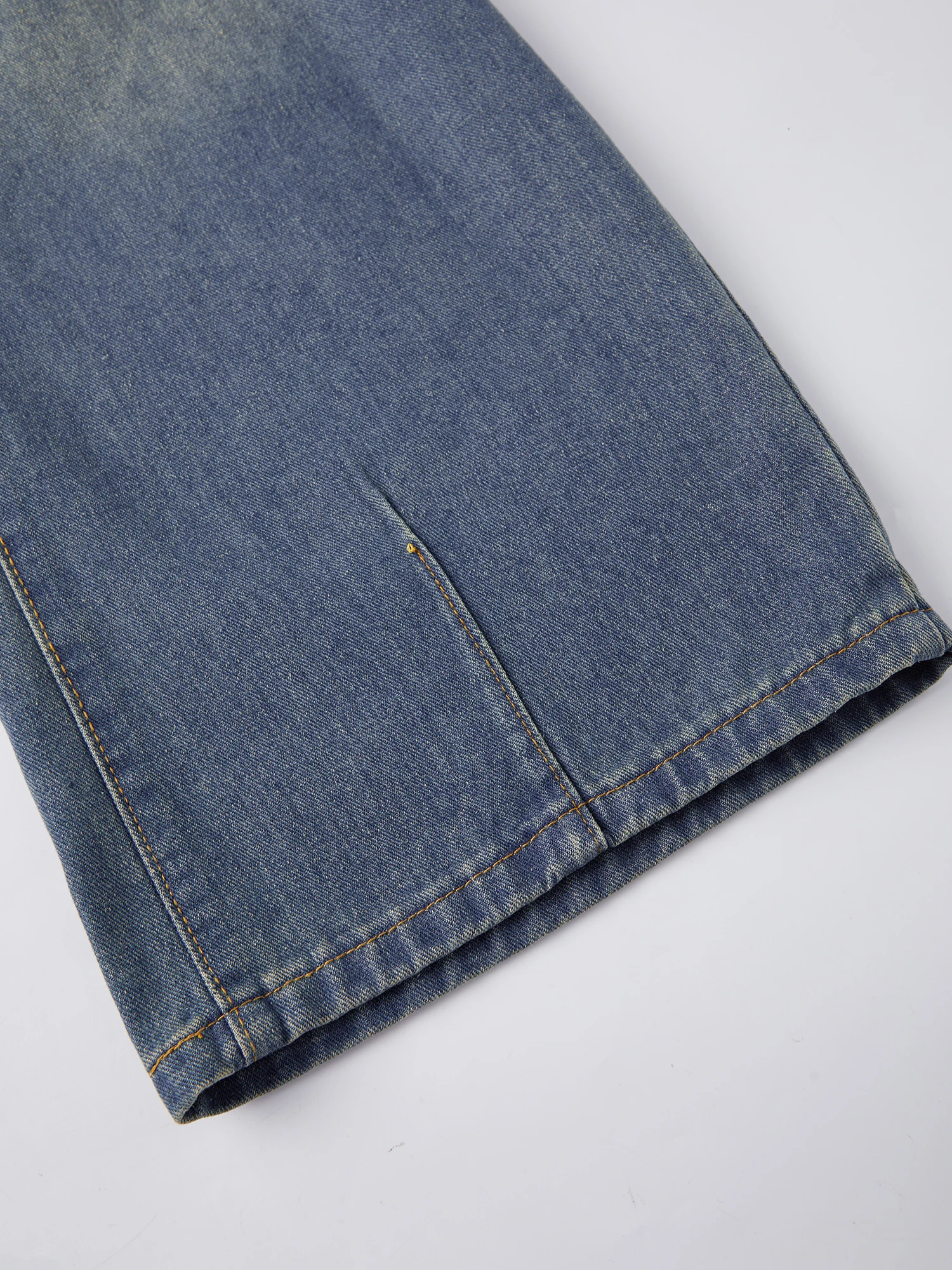 

Стильные женские узкие джинсы с высокой талией, поясом и потертыми деталями. Модные повседневные джинсовые брюки для повседневной носки.