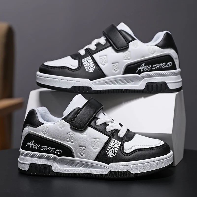 

A pair of children's Velcro casual sports shoes with anti-slip rubber soles, comfortable to wear and versatile in style. YY-528