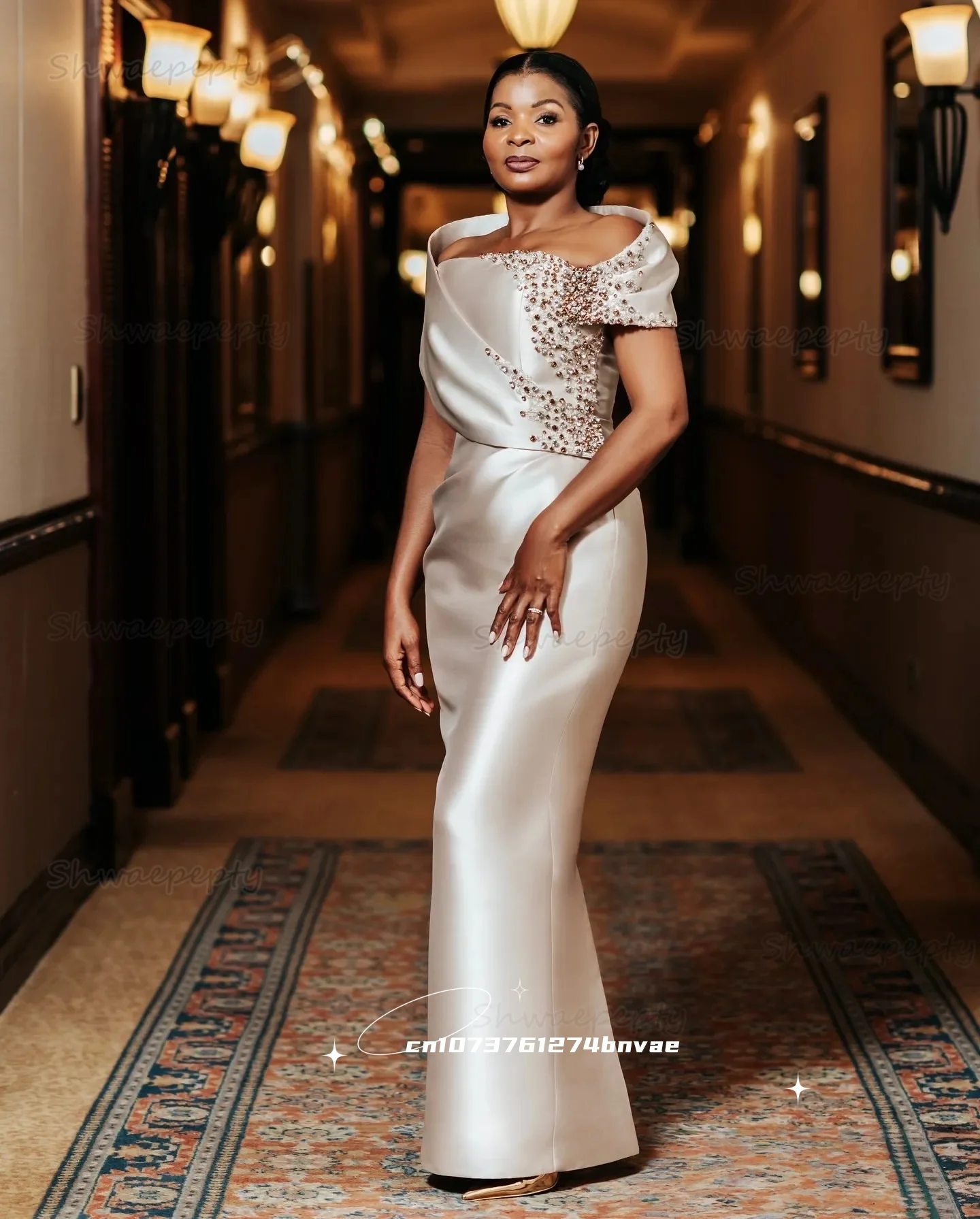 エレガントなアイボリーシース花嫁の母のドレスクリスタルビーズサテンオフショルダーウェディングゲストパーティードレスバックスリットカスタマイズ