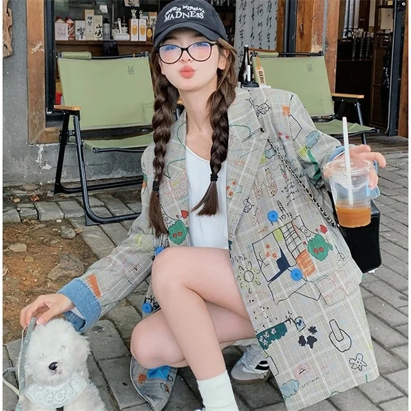 Mała niszowa kurtka z nadrukiem graffiti w kratę, nowy styl na wiosnę i jesień 2025, luźny krój na ramiona, casualowa koreańska wersja, średniej długości garnitur.