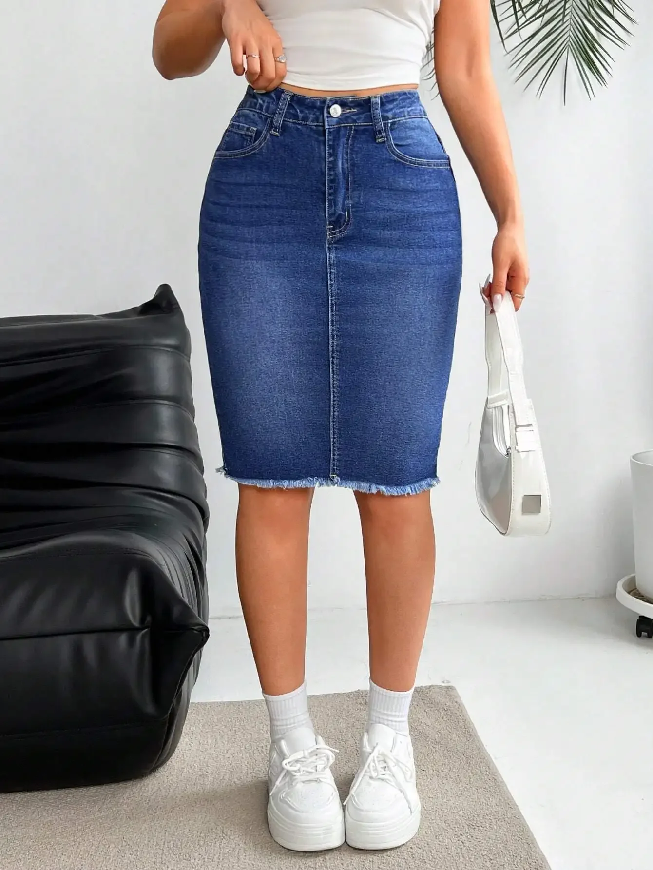 

Women's High-Waisted Frayed Hem Denim Pencil Skirt for Casual Wear