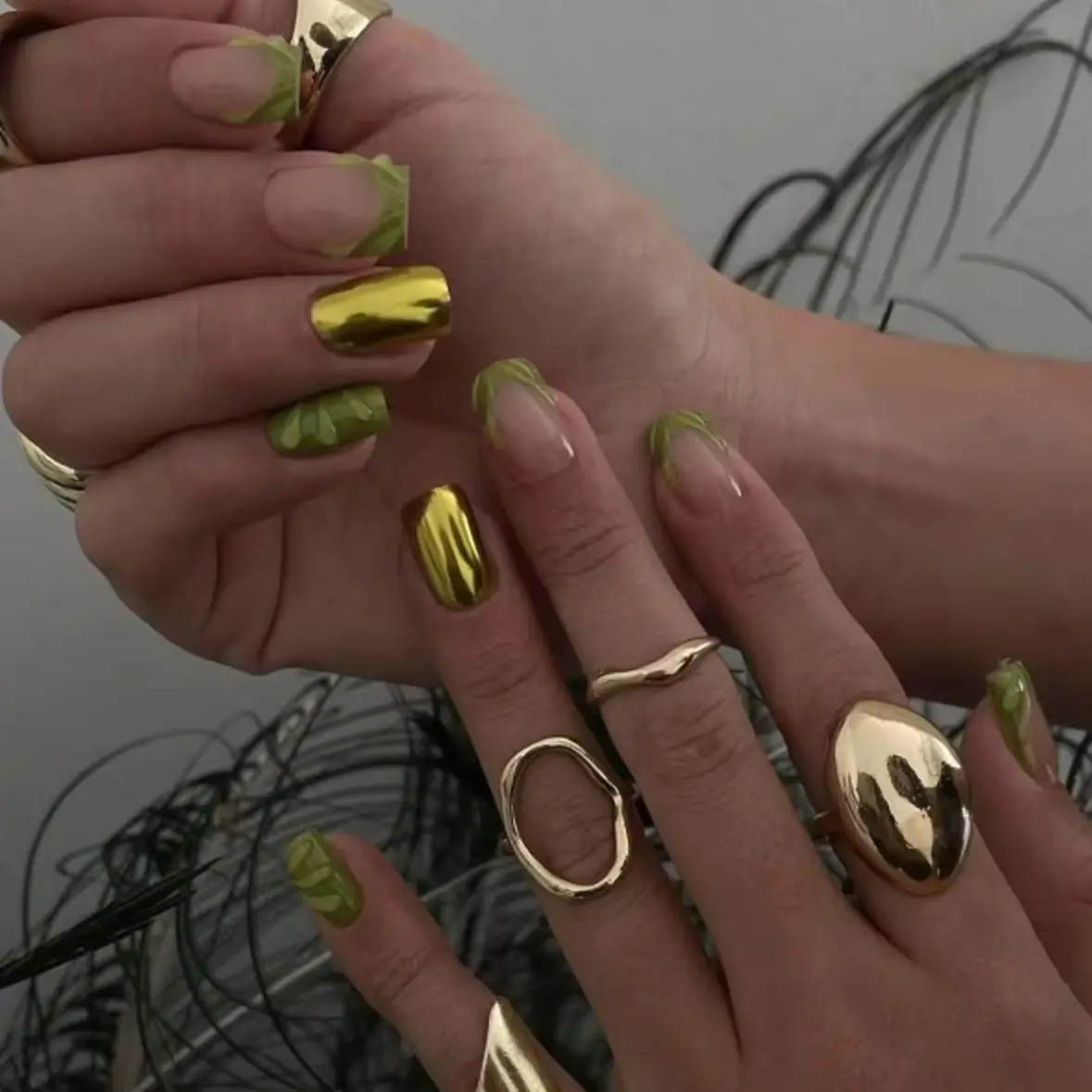 24 szt. Zielone francuskie paznokcie na wcisk, krótkie kwadratowe akrylowe sztuczne paznokcie, złoty chromowany puder, słodkie, fajne paznokcie 3D na wcisk