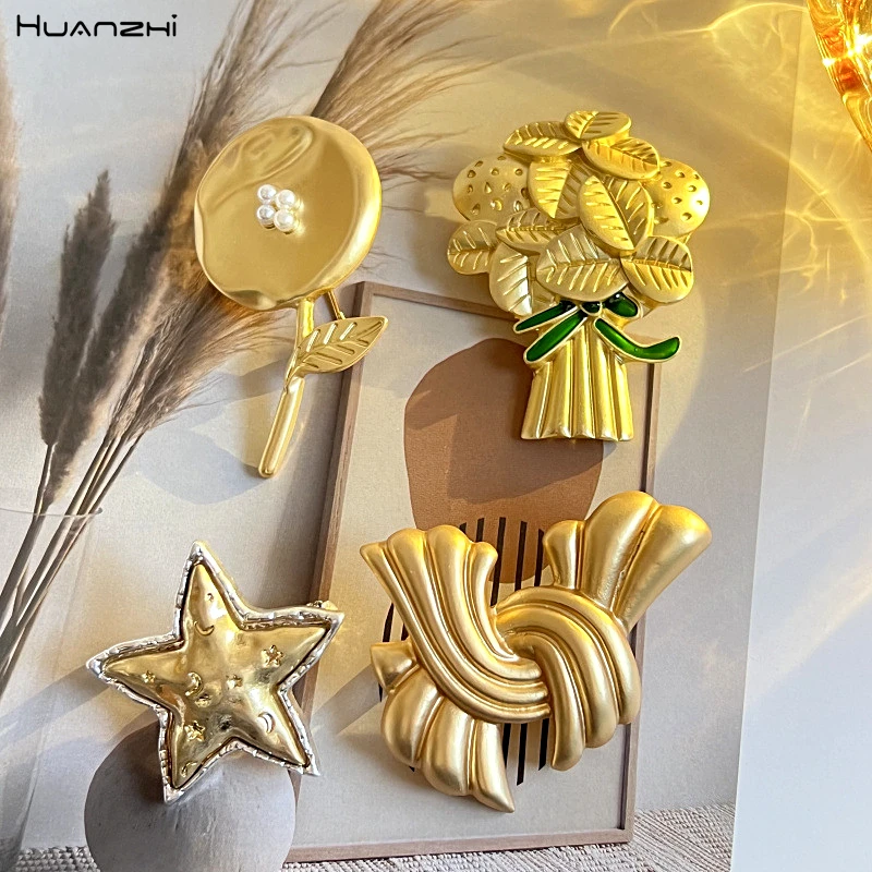 HUANZHI Vintage Flower Star Brooch Matte Gold Color Personality Coat Suit Pin Accessories for Women Autumn Winter Jewelry