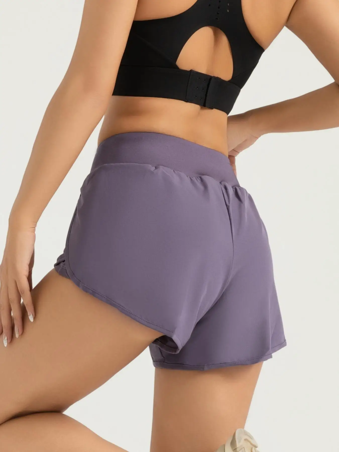 شورت جري نسائي خفيف الوزن مع جيوب وبطانة، تصميم عالي الخصر مع تقنية ماصة للرطوبة للراحة