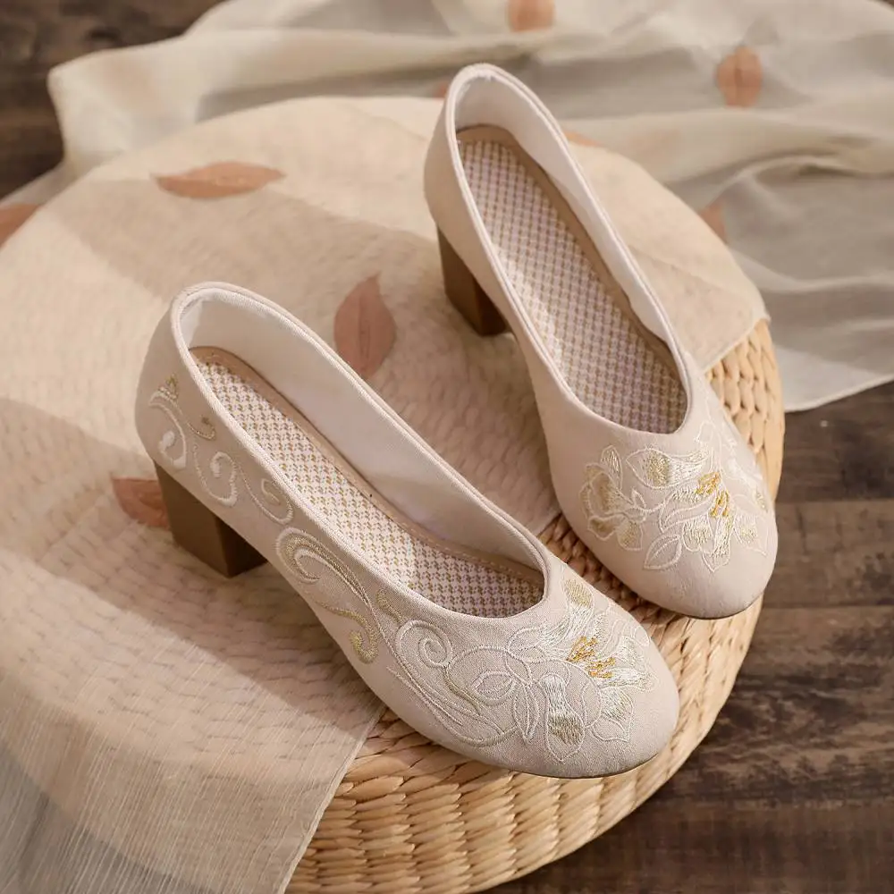 2026 Zapatos de tacón de bloque con bordado Floral rojo vino y Beige para mujer, zapatos Hanfu informales de tela china de estilo étnico, Q-216