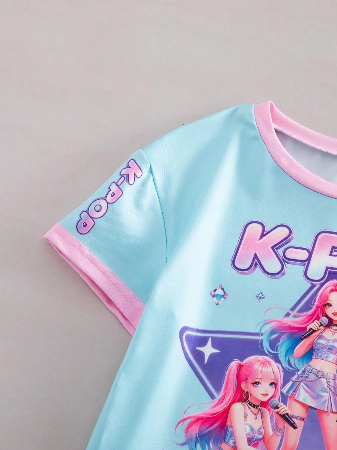 Zweiteiliges Set für Mädchen mit Anime-Ikonen-Print; bestehend aus einem farblich abgesetzten Kurzarm-T-Shirt und Shorts – ein Sommeroutfit im Y2K-Stil. – Detail 5