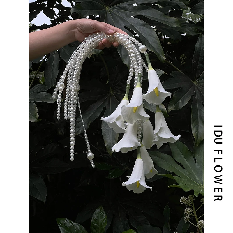 

Wedding pearl bracelet hand bouquet white calla lily arum simulation hand flower photo advanced photography props