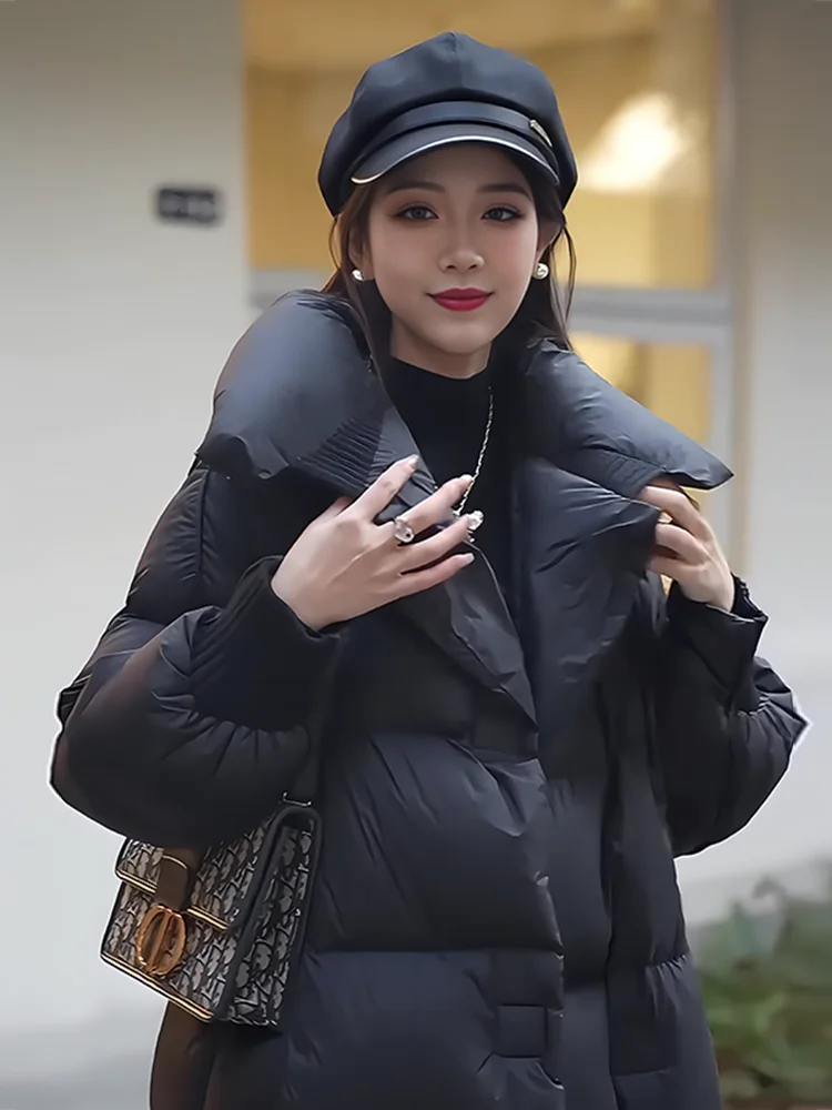 Modna, uniwersalna, ocieplana kurtka puchowa z dużym kołnierzem, biała, damska, idealna na zimę 2024, do pracy i na co dzień.