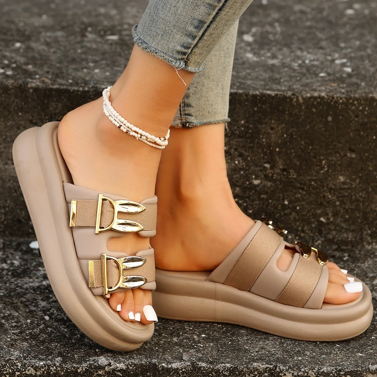 

Women's Sandals Thick Soled Slippers for Wearing on the Outside Casual Summer 2024 New Rabbit Belt Buckle Outdoor Beach Sandals