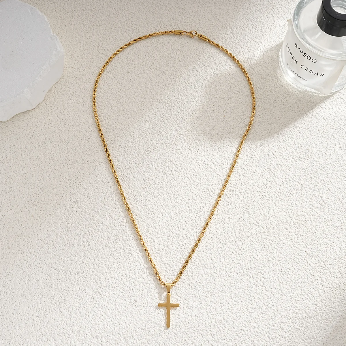 Modische Kreuz-Halskette aus Edelstahl für Herren, goldfarbener oder silberfarbener Kreuzanhänger, gedrehte Kettenglieder, Damen-Party-Schmuck. – Detail 2