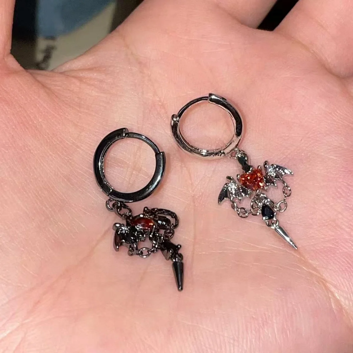 الظلام نمط الخفافيش هوب استرخى أقراط للنساء الأحمر الزركون الصليب الأذن العظام مسمار الغضروف ثقب الأقراط مهرجان هدية #6