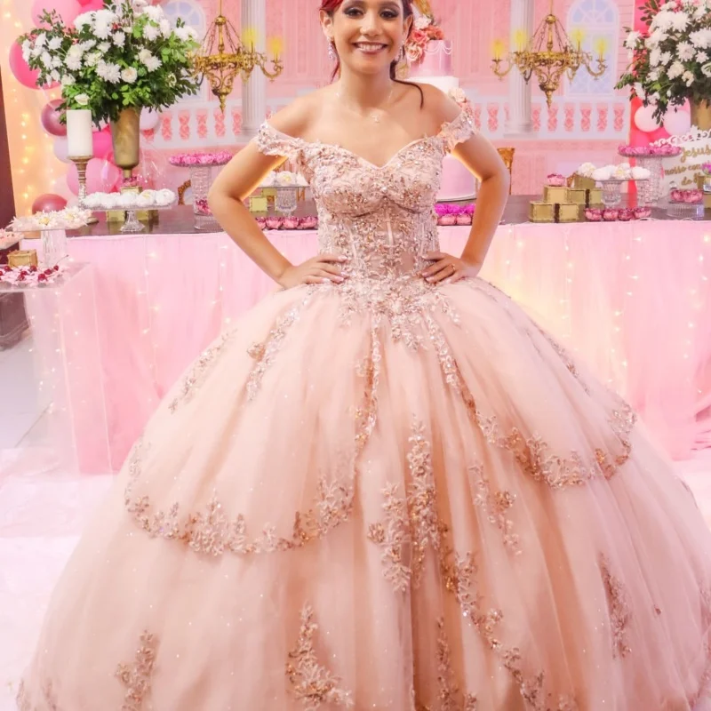 Robes de Quinceanera rose clair brillant personnalisées, épaules dénudées, décalcomanies à paillettes, superposition longue queue en tulle, 15