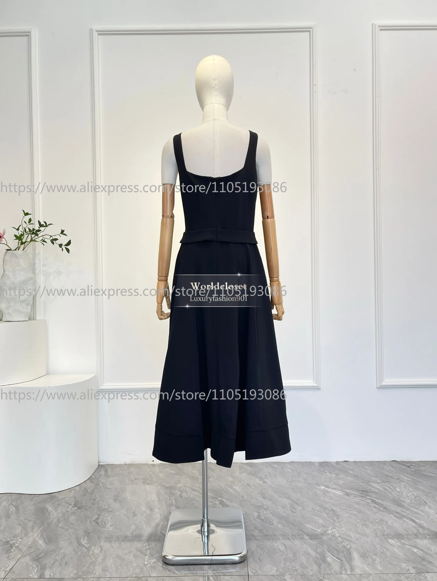 Nuovo Elegante Abito Midi Vintage da Donna 2026, Nero con Spalline Sottili, Scollo Quadrato, Cut-out, Vita Alta e Bottoni Dorati