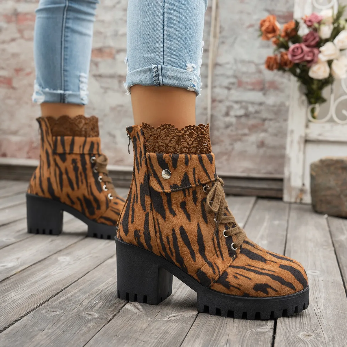 Women's Leopard-print Short Boots with Round Head Splicing Design in Autumn Winter Are Non-slip and Wear-resistant Fashion Boots