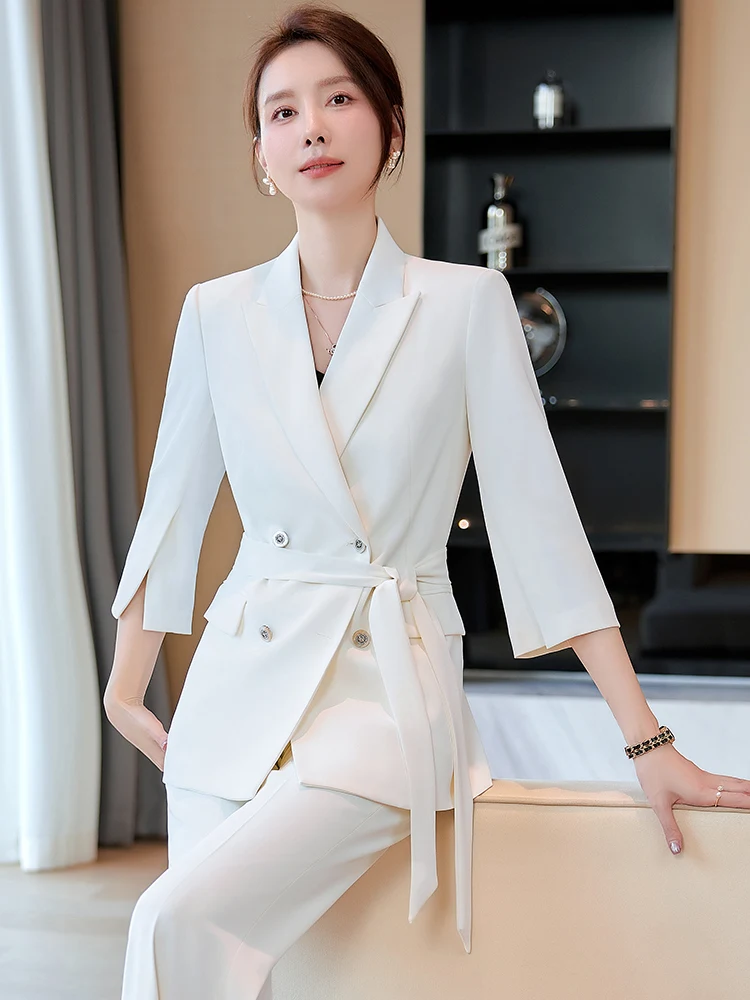 

Элегантный белый костюм для женщин: новая весенняя коллекция, модный стиль для профессиональной работы, высококачественная одежда для индустрии красоты, стильный наряд.