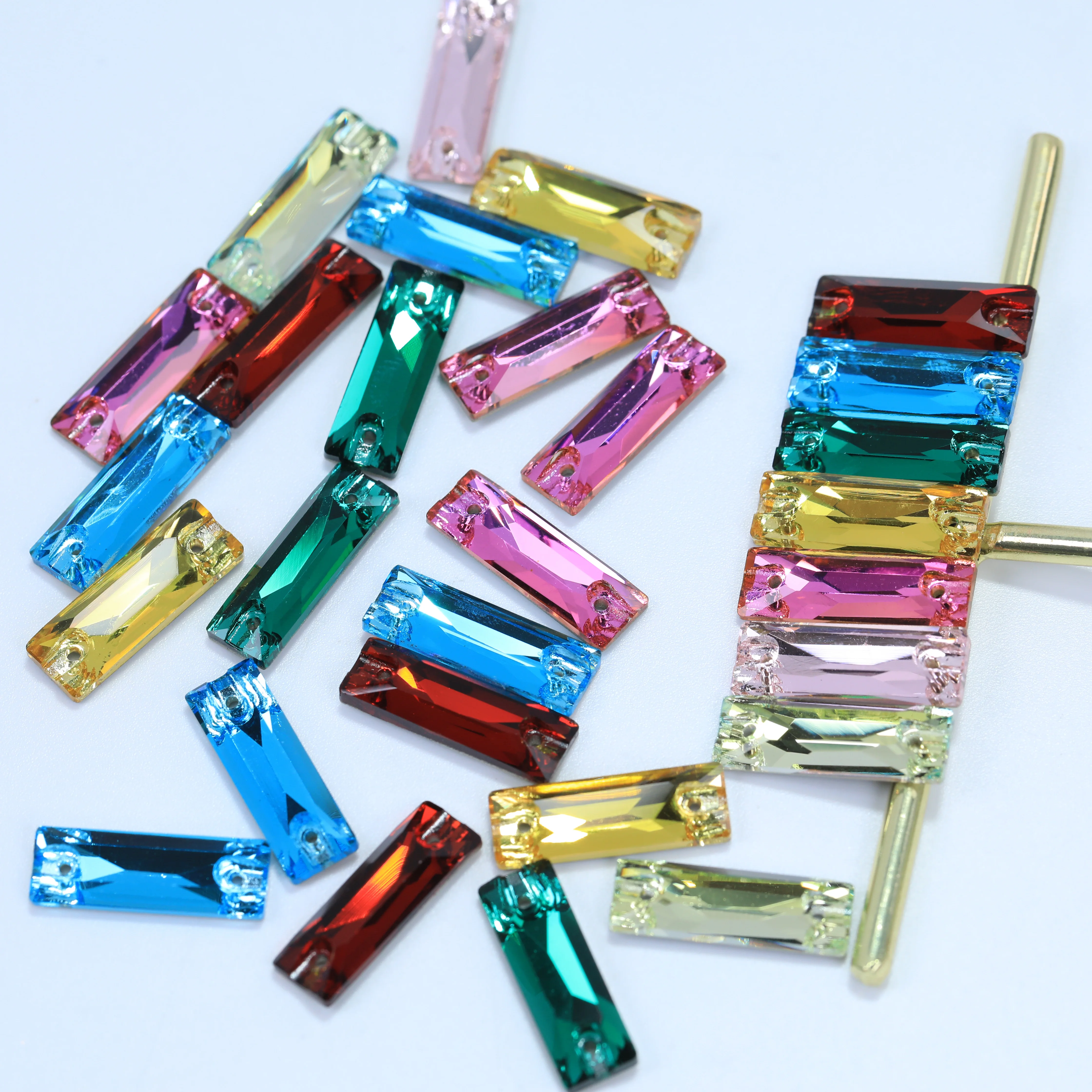 Glitzernder, farbig beschichteter langer Glas-Kristall-Baguette-Applikationsstein zum Aufnähen als Haaraccessoire, Dekoration, DIY-Bastelverzierung – Detail 3