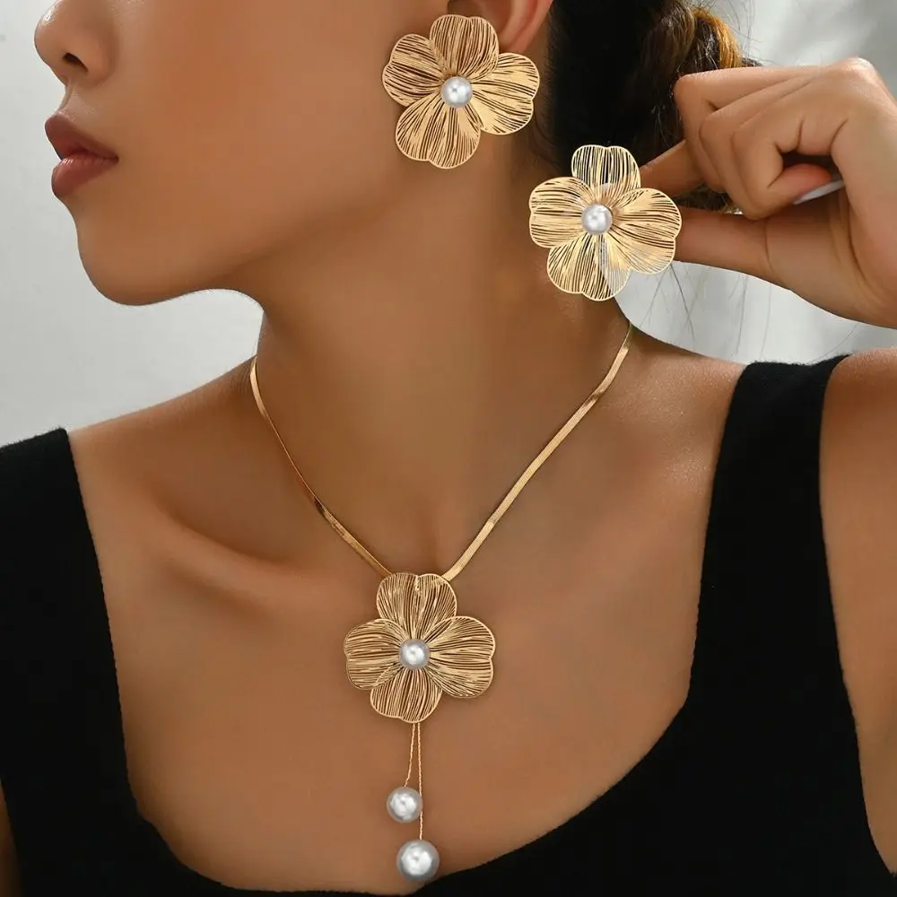 

Romantic Hollow Flower Jewelry Set Copper Studs Petal Earrings Necklace Suit Elegant Pearl Pendant Women Jewelry Suit Party