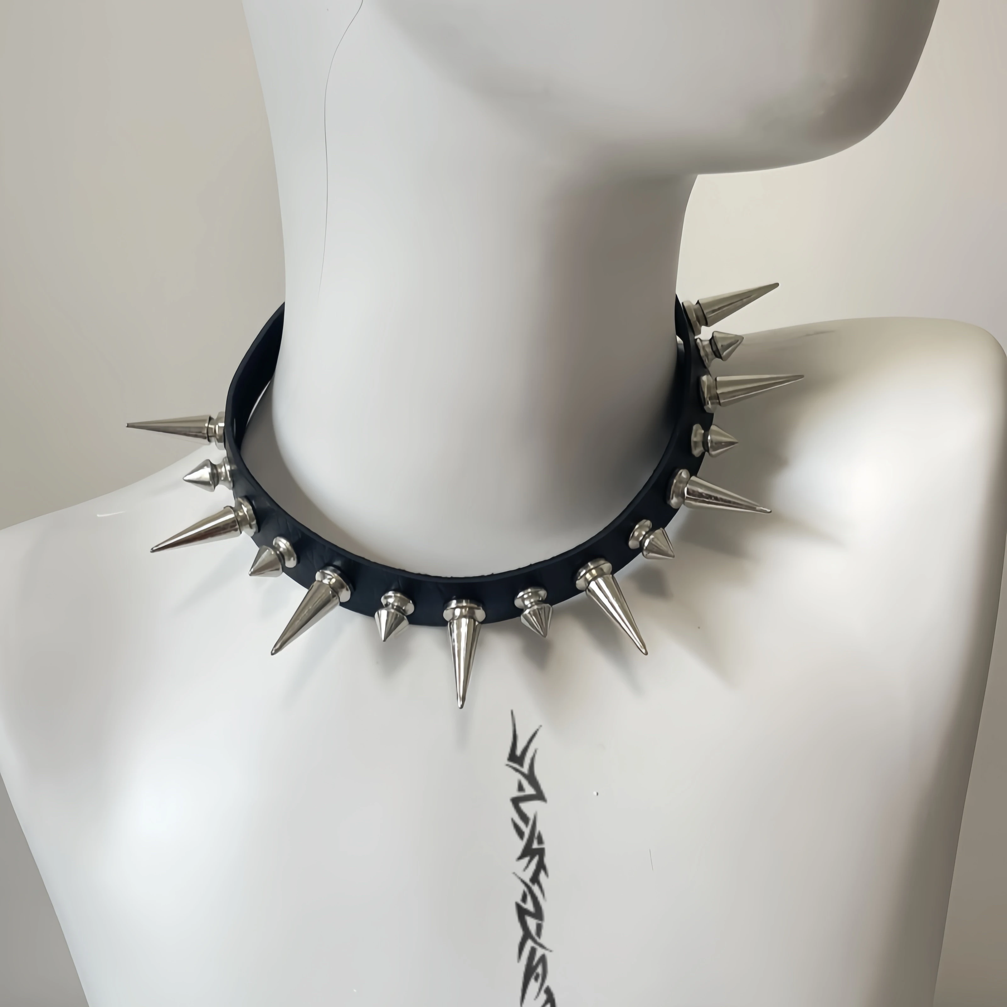 Women Punk Rivet Necklace Y2K Girl Harajuku Gothic Black Choker Necklace Spicy Girl Collarbone Chain Rock Neck Chain Jewelry