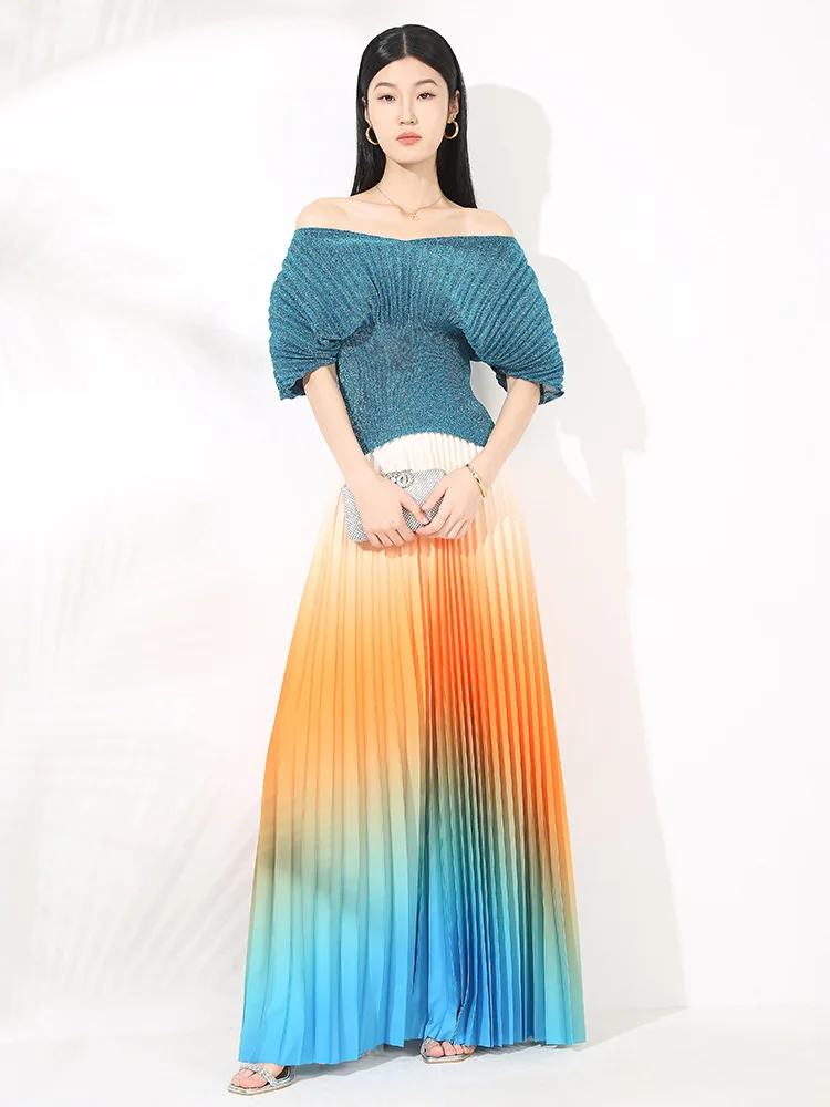 MIYAKE Rimpelset voor dames met een slim fit en een glanzende top met korte mouwen. Geplooide rok met hoge taille en kleurverloop [ 20252026