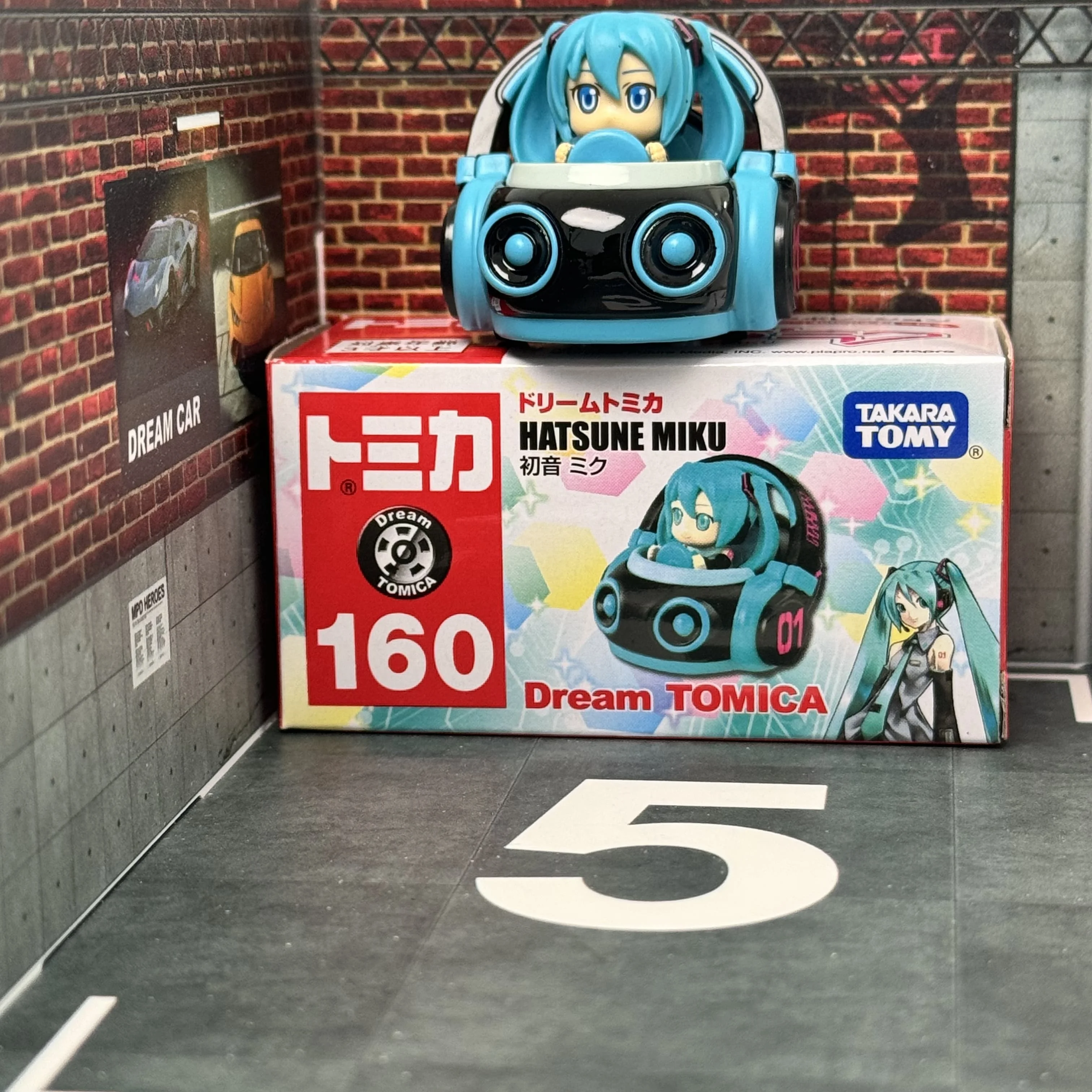 Authentic Tomy Tomica Dream Tomica No.160 Hatsune Miku Mini Car Model Diecast Metal Model Series Children Christmas Boy Toys