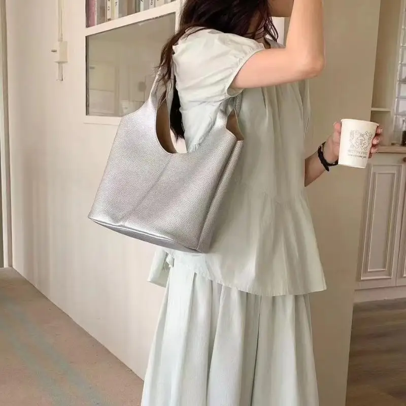 

Light luxury women's luxury large capacity high-end fashion commuting leisure shoulder bag versatile armpit bag tote bag