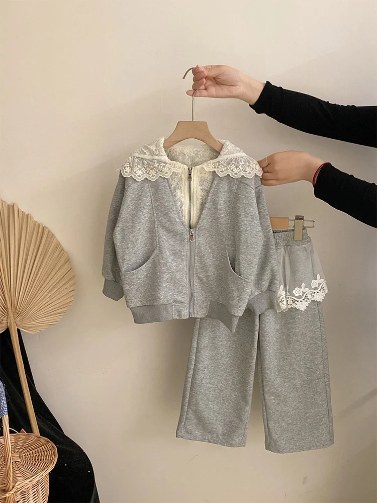 

Спортивный комплект для девочек, весенне-осенний повседневный вязаный свитшот с кружевом и капюшоном, кардиган, пальто + спортивные штаны, комплект из двух предметов 2025 г.