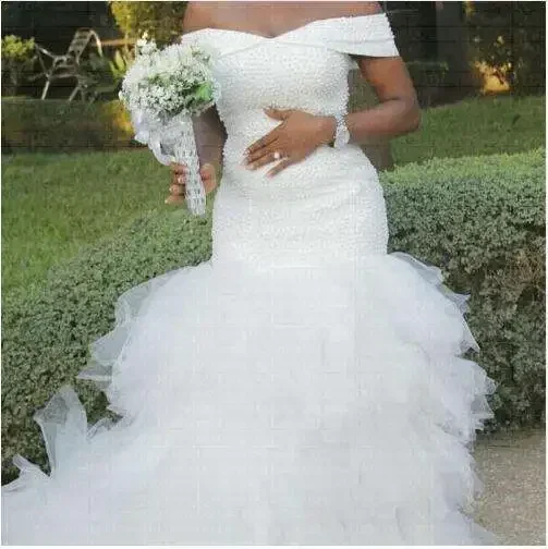 맞춤형 오프숄더 풀 펄 브라이덜 가운 롱테일 트럼펫 멀티 레이어드 러플 머메이드 웨딩 드레스