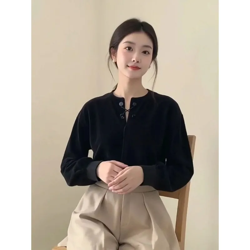 بلوزة مخملية برقبة دائرية سوداء للنساء لخريف 2025 تصميم بسيط غير رسمي أنيق ومزاج على الطراز الوطني #3