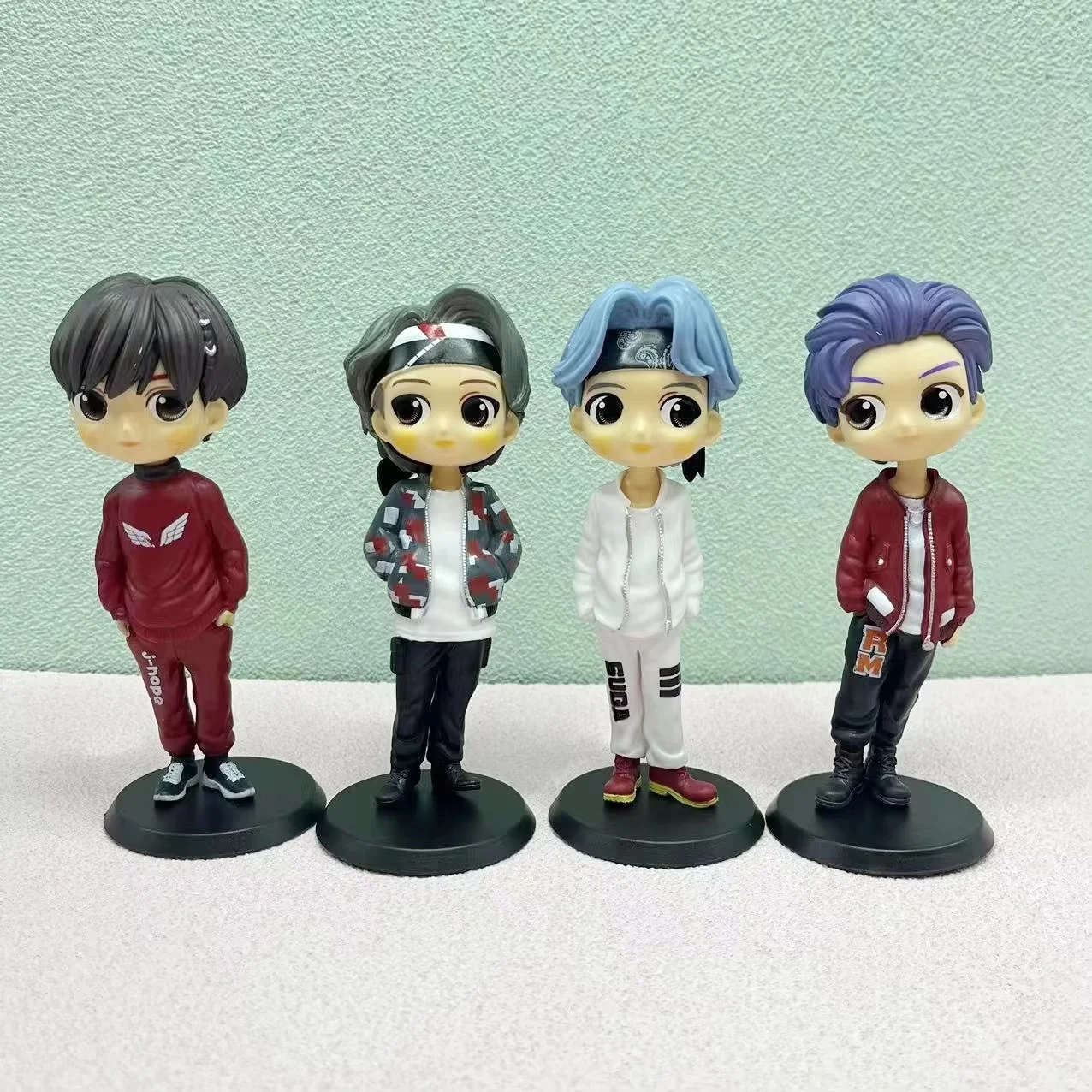 BTS Q طبعة أنيمي دمية تحصيل عمل الشكل يدوية الصنع نموذج سيارة الديكور Jk V Rm شخصيات هيئة التصنيع العسكري قطرة الحلي