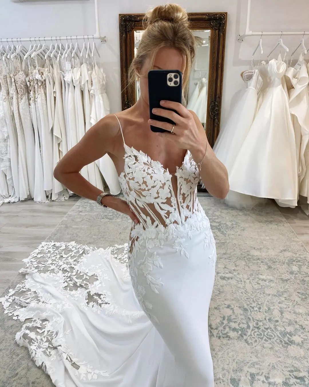 FATAPAESE Abito da sposa personalizzato con un intricato corpetto su misura con motivi applicati in pizzo floreale audace Abito Mermiad