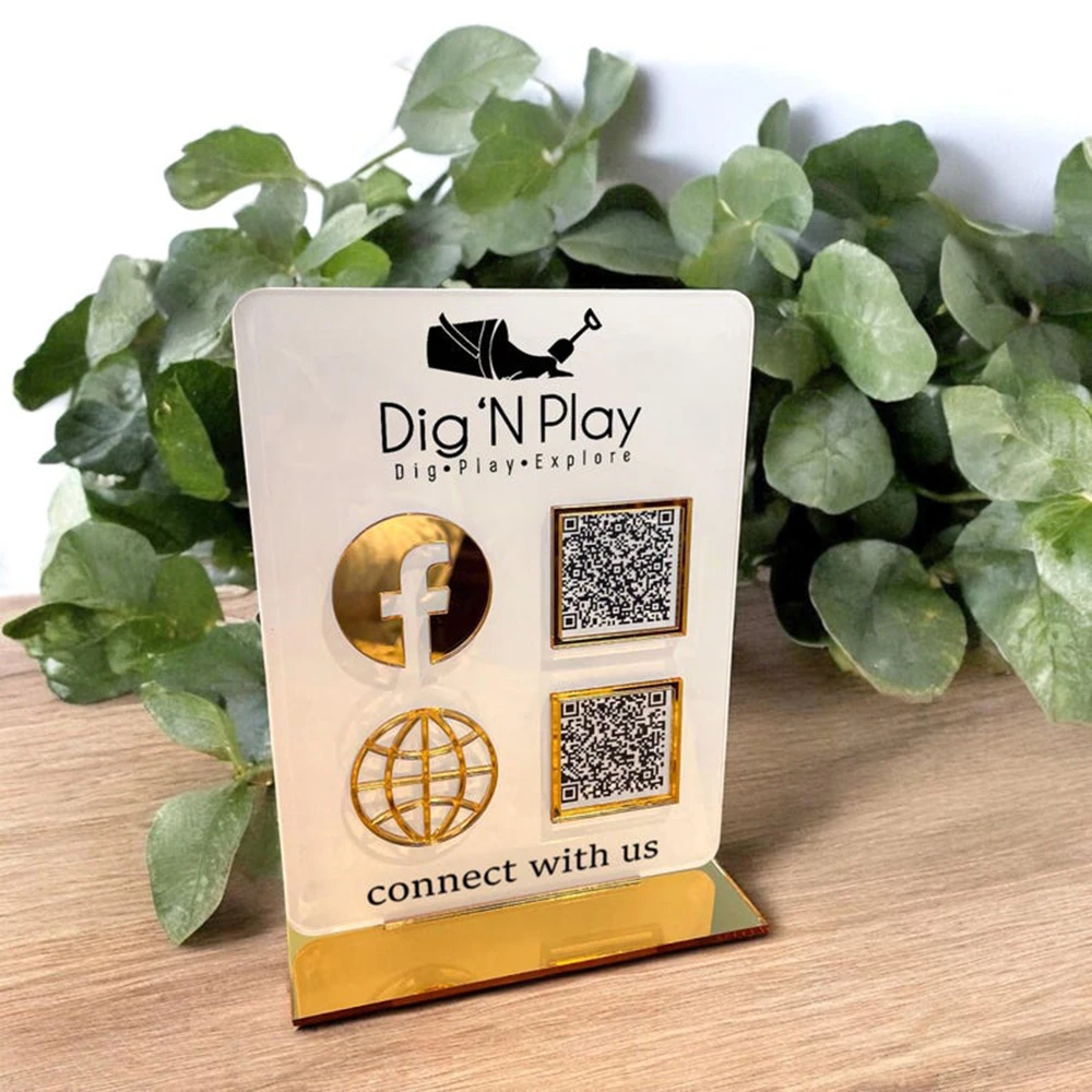 شعار تجاري لوحة أكريليك مخصص مع رمز الاستجابة السريعة مناسب لدفع الوسائط الاجتماعية في سيناريوهات مختلفة