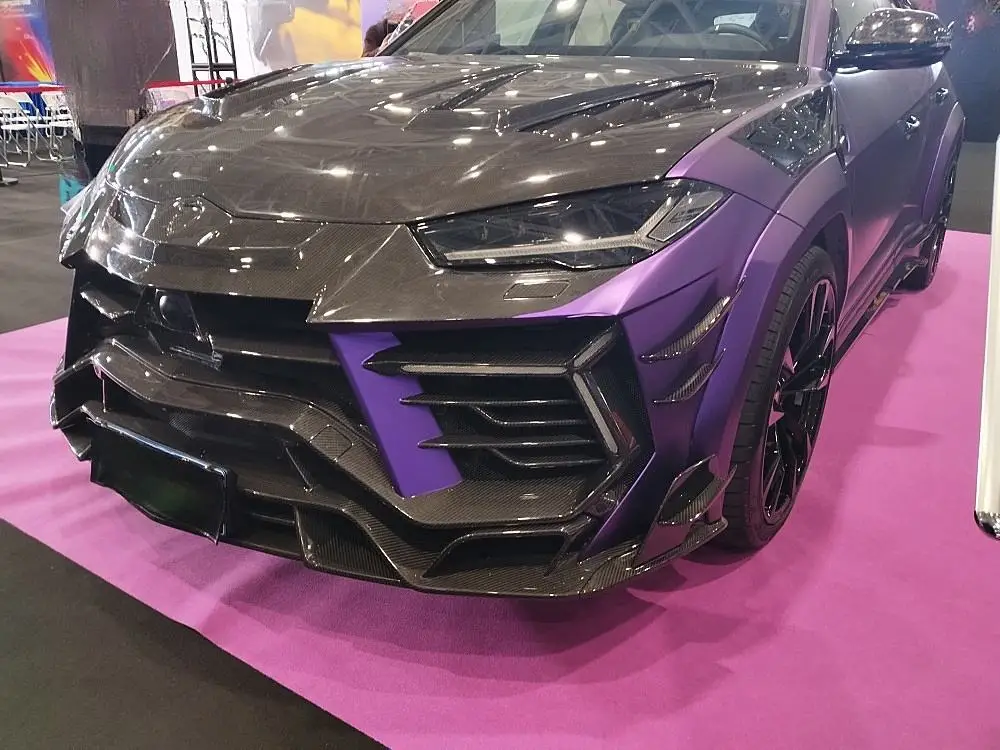 For Lamborghini Urus S version modified with M-style front and rear bumpers, engine covers, side skirts and large body surrounds