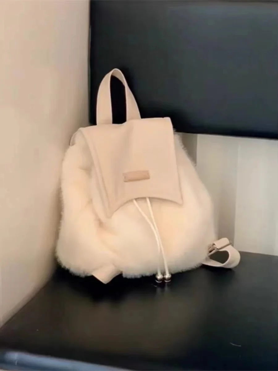 2025 Nova mochila branca de pelúcia para estudantes universitários no outono e inverno – bolsa de ombro peluda elegante versátil