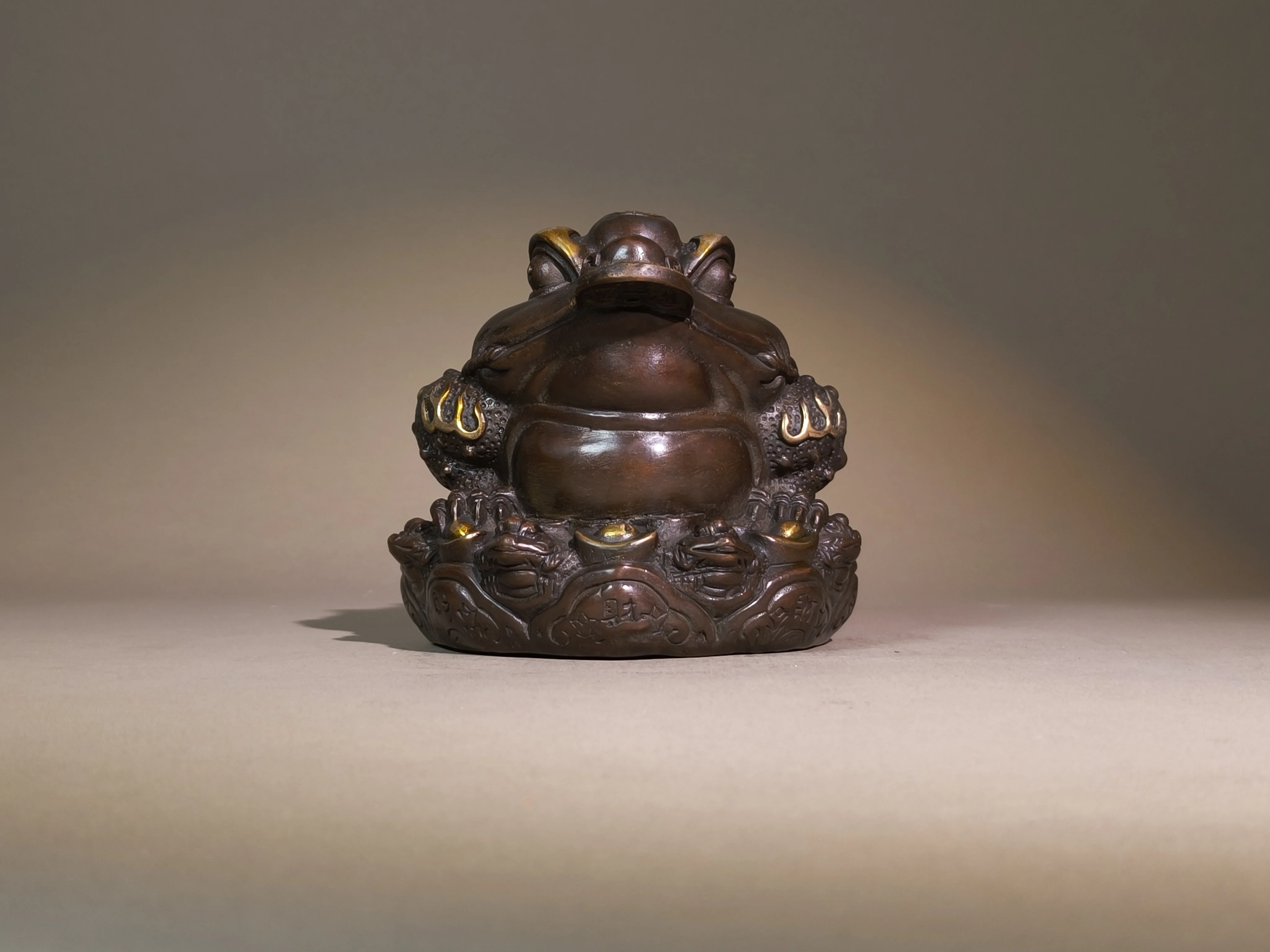 Vintage Gilded Copper Ingot Golden Toad Wealth-Attracting Cultural Ornament, Decorative Artwork for Desktops in Homes, Companies