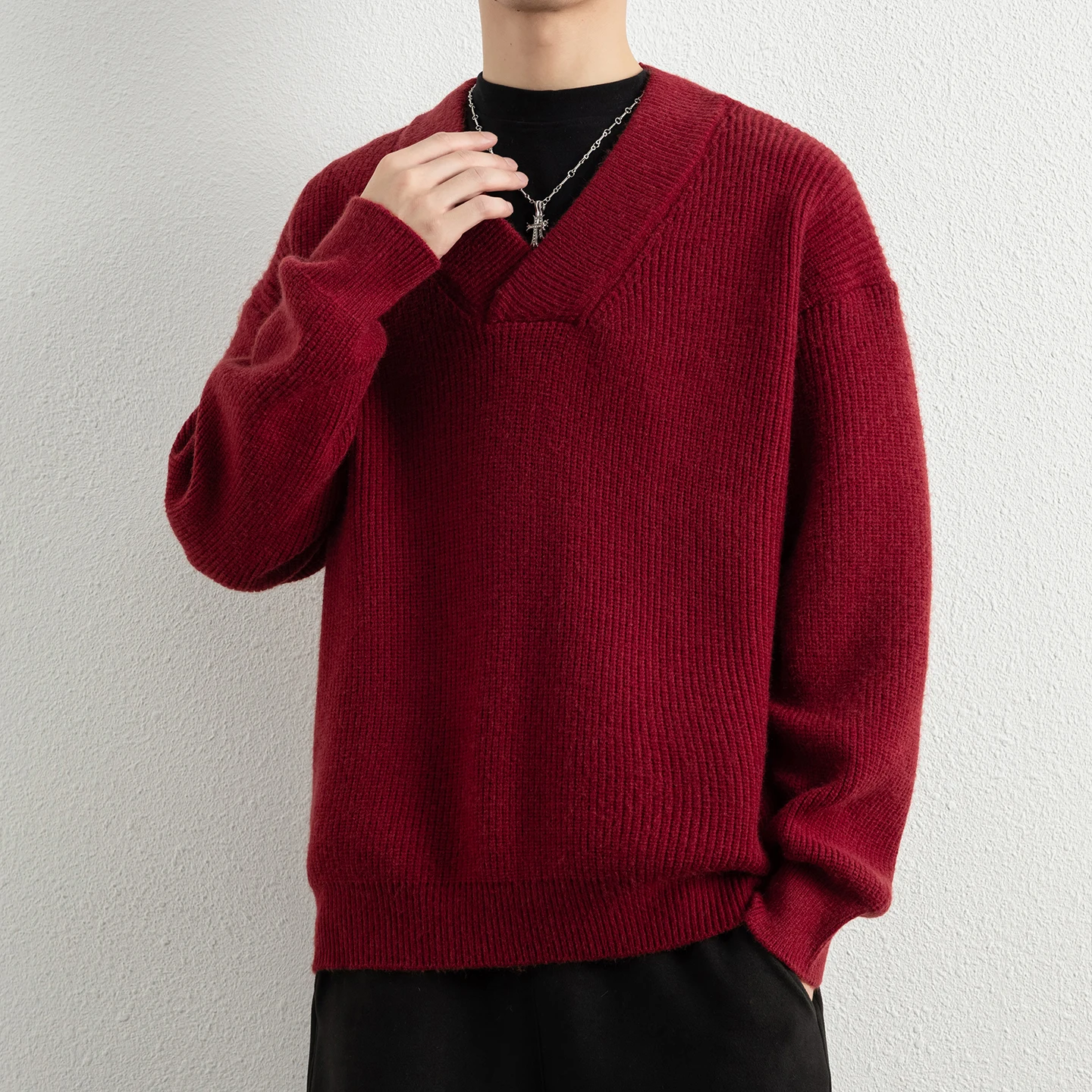 

Красный вязаный свитер мужской, толстый, теплый, с V-образным вырезом, свободного кроя, повседневный стиль, зимняя мода, базовое качество, смесь полиэстера и нейлона