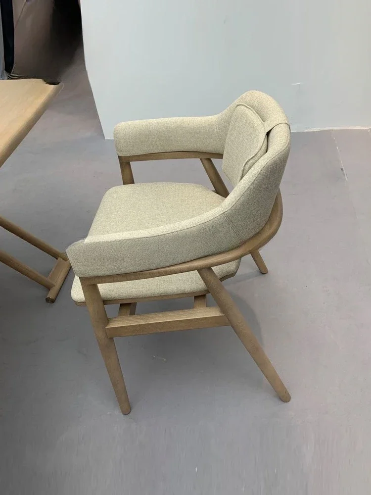 غرفة نموذجية بسيطة من الخشب الصلب لتناول الطعام، علامة تبويب le and chai rs Restaurant ant Mode rn w Abi-sabi