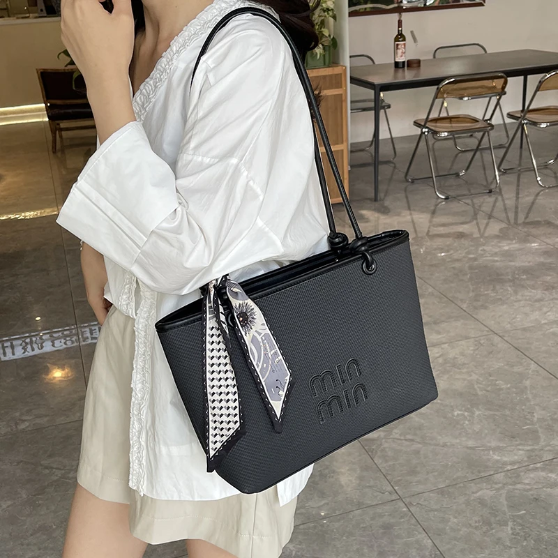 

High-End Luxury Clutch Purse Bag for Women with Vintage Paris Designer Fashion and Solid Color Finish