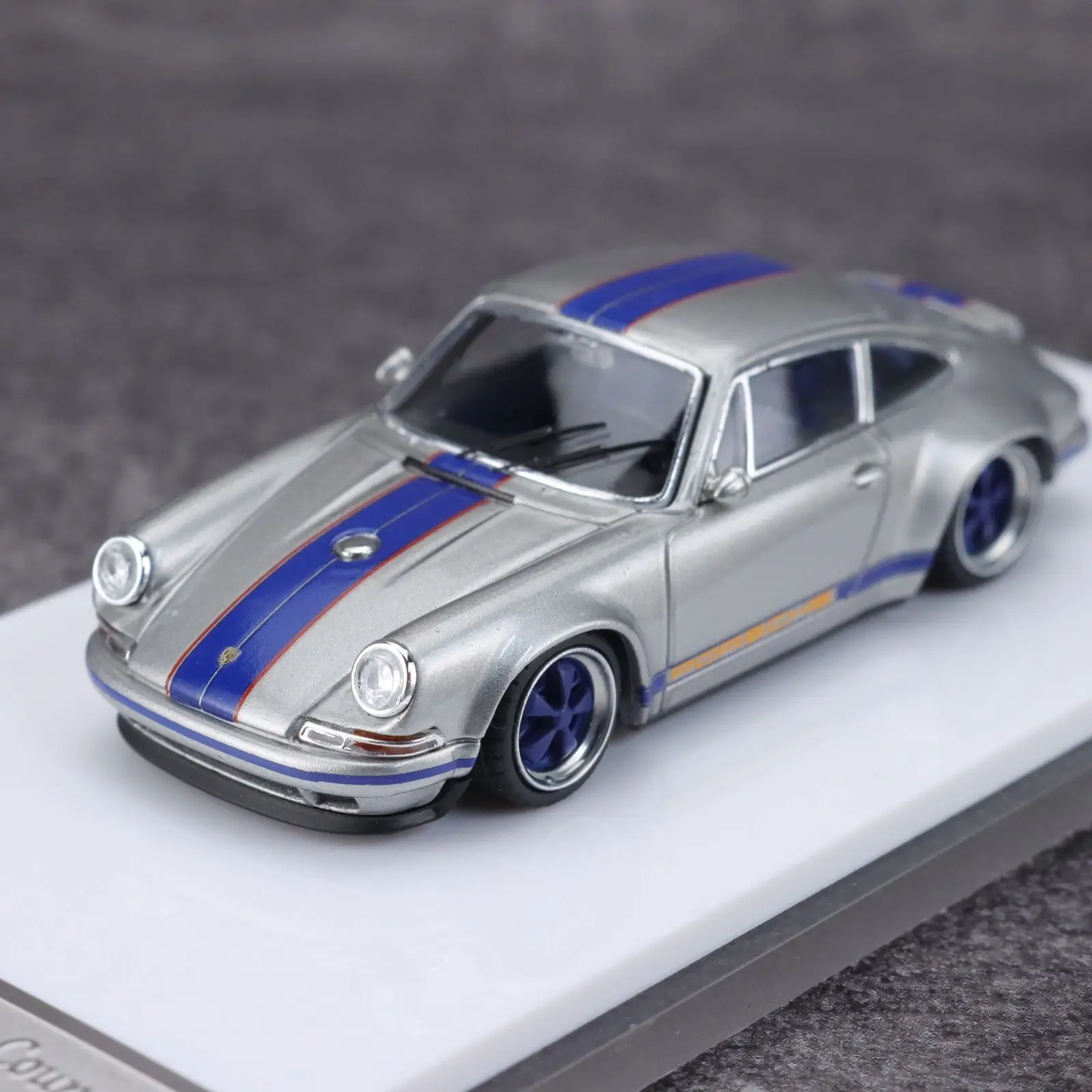 Zincit 1:64 Porsche 911 Singer Coupe California Silver Diecast Alloy Car Model Metal Racing Vehicles Collectible Toys Gift