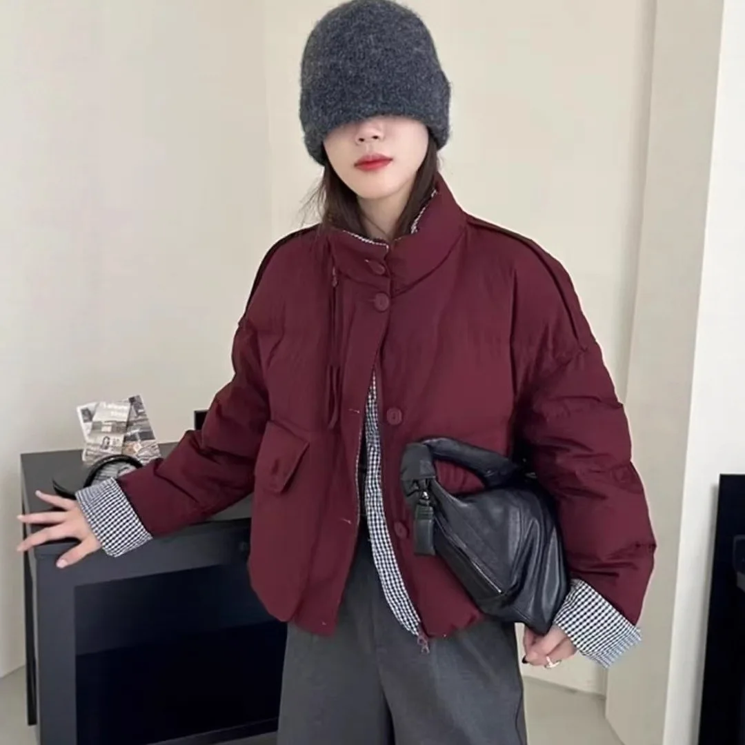 เสื้อแจ็คเก็ตขนเป็ดผู้หญิงแบบสั้นสำหรับฤดูหนาว ดีไซน์ต่อผ้าลายตาราง เหมาะสำหรับใส่เดินทาง