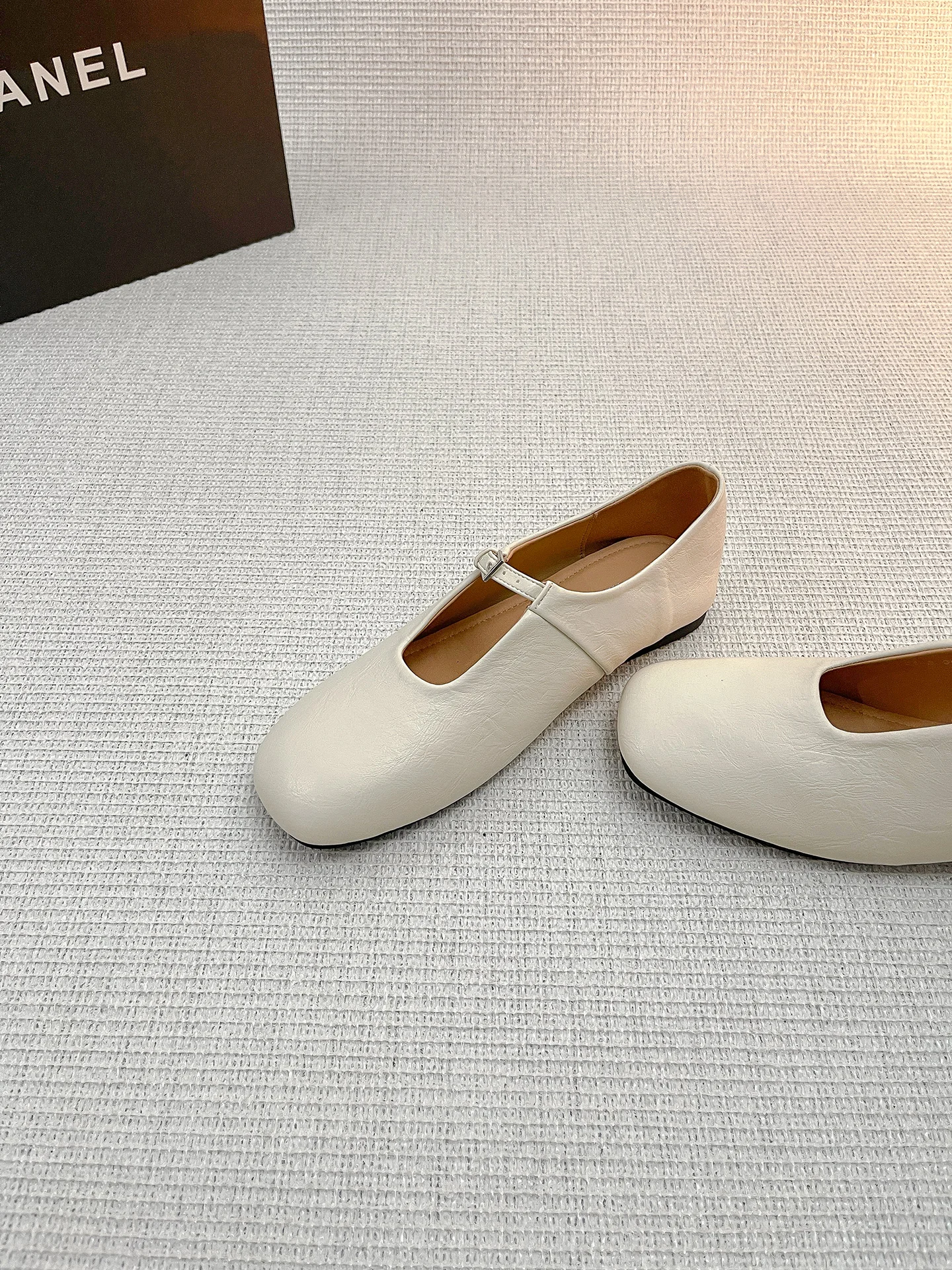 soft-leather-ballet-flat-shoes-women's-style-square-head-buckle-design-grandmother-slip-on-shoes-fashionable-french-style