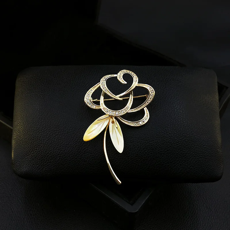 1620 Simple Yellow Shell Flower Brooch Women's High-End Suit Neckline Corsage Rhinestone Pin Sweater Clothes Accessories Jewelry