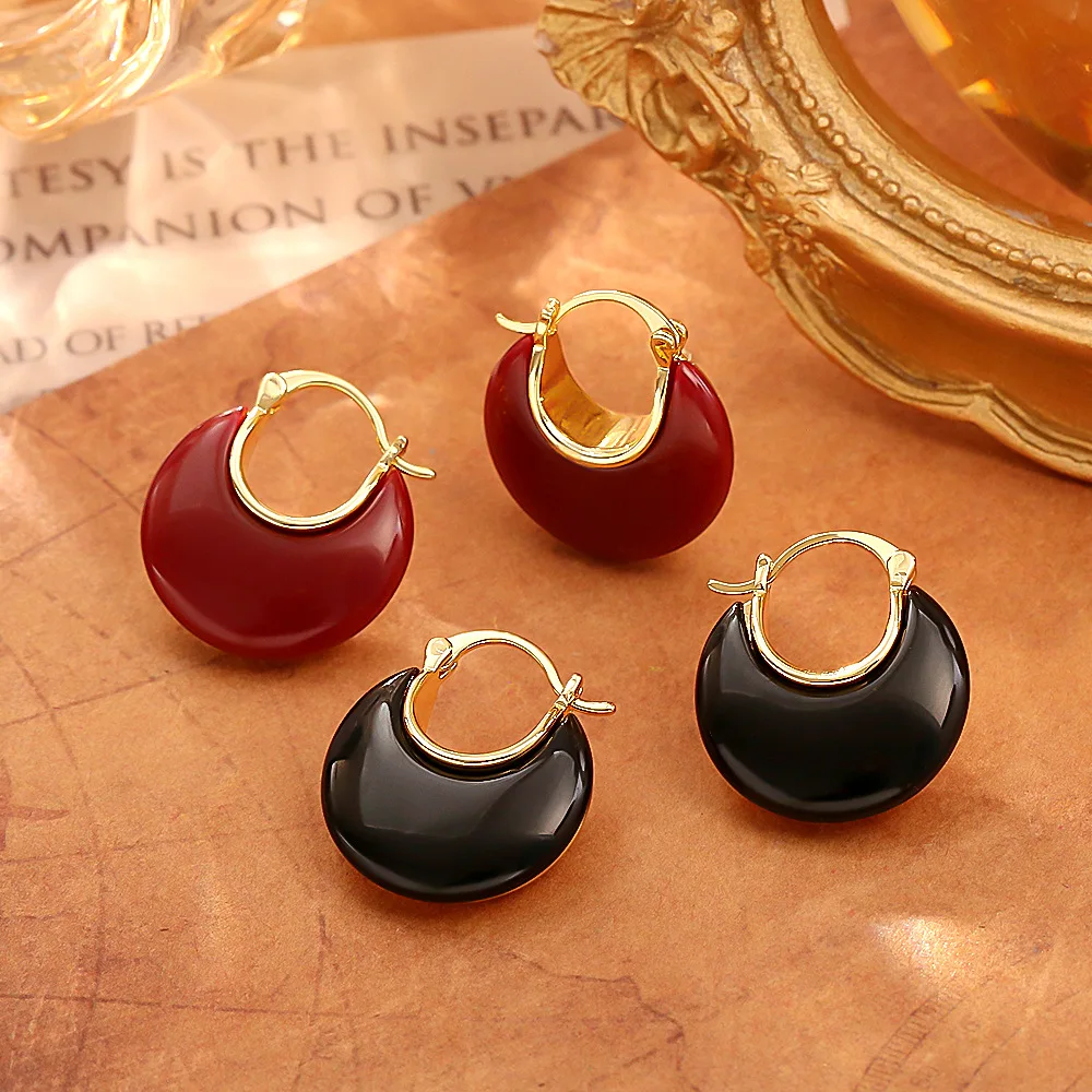 

Fashionable and exquisite retro black resin earrings niche light luxury high-end earrings temperament commuter earrings