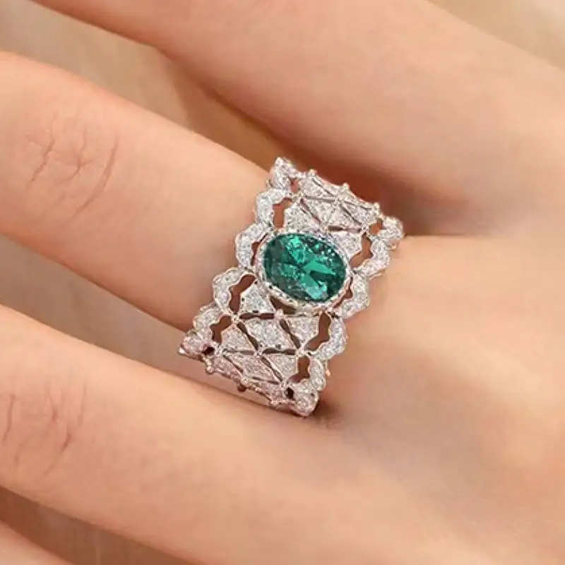 Huitan Ästhetischer Damenring mit ausgehöhltem Design, eingelegt mit brillantem grünen CZ, modisches Hochzeitszubehör für Damen, eleganter Partyschmuck